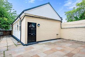 Host Apartments The Rodney Courtyard