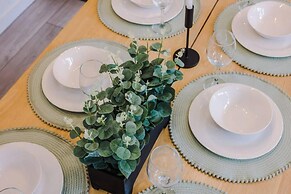 Host Apartments The Rodney Courtyard