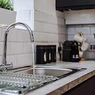 Host Apartments The Roscoe Coach House