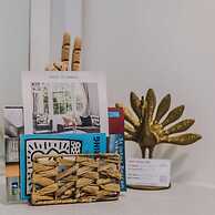 Host Apartments The Roscoe Coach House