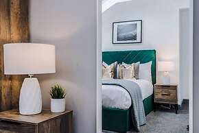 Host Apartments The Roscoe Coach House