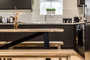 Host Apartments The Roscoe Coach House