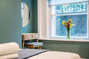 Host Apartments Catharine Quarters IV