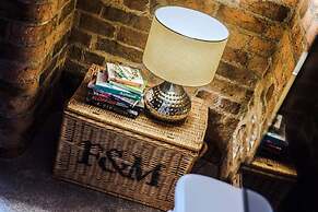 Host Apartments Henry s Hideaway