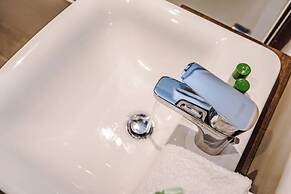 Host Stay Waterfront Penthouse