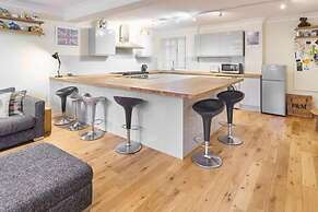 Host Stay Cobb Court