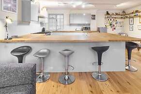 Host Stay Cobb Court