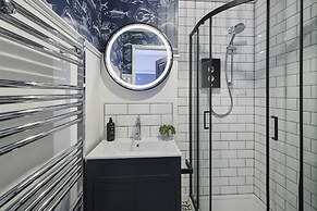 Host Stay Endeavour Sails