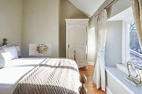 Host Stay Snoozy Goose