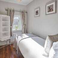 Host Stay Snoozy Goose