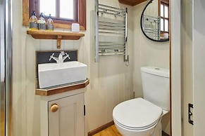 Host Stay Cwch Gwenyn