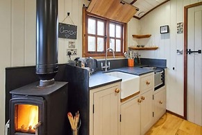 Host Stay Cwch Gwenyn