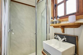 Host Stay Cwch Gwenyn