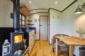 Host Stay Cwch Gwenyn