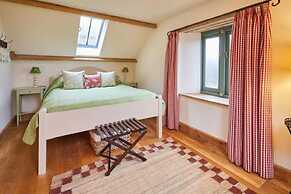 Host Stay Llewenau Draw Barn