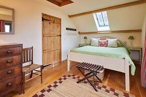 Host Stay Llewenau Draw Barn