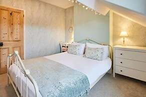 Host Stay Allium House