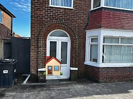 3 bed House in Blackpool With Cinema & hot tub