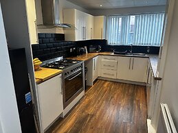 3 bed House in Blackpool With Cinema & hot tub