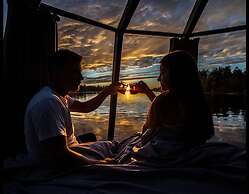 Room in Lodge - Peace & Quiet Hotel Floating Glass Room for 2 Guests E