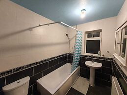 Detached 4-bed House in Leeds