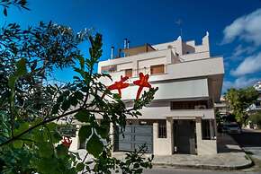 Leo - Unique Glyfada Apartment