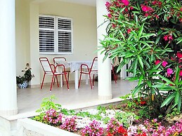 Apartment Serene Step From The Sea, Sleeps 5
