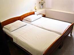 Apartment Serene Step From The Sea, Sleeps 5