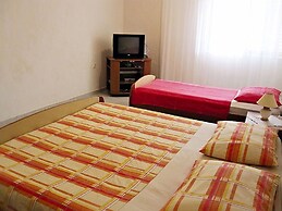 Apartment Serene Step From The Sea, Sleeps 5