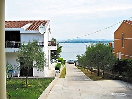 Apartment Serene Step From The Sea, Sleeps 5