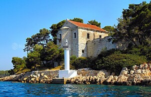 Apartment Serene Step From The Sea, Sleeps 5