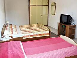 Apartment Serene Step From The Sea, Sleeps 5