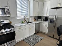 NEW 2BR House IN Glendale Built in 2024 With Garage Private Patio p77