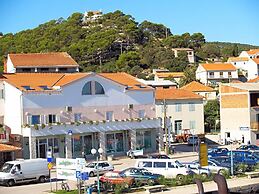 Sea View Apartment Serene, Sleeps 7