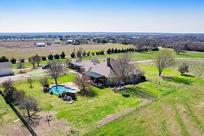 On 10 Acres: Celina Ranch w/ Pool & Fire Pit!