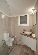 Waikiki Studio in the center by GHH