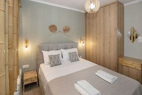 Waikiki Studio in the center by GHH