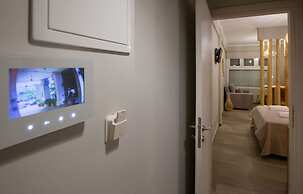 Waikiki Studio in the center by GHH