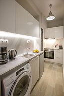 Waikiki Studio in the center by GHH