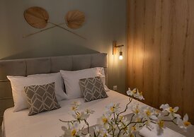 Waikiki Studio in the center by GHH