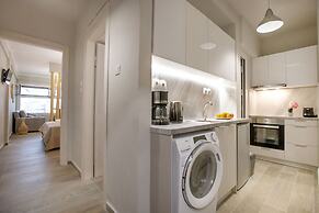 Waikiki Studio in the center by GHH