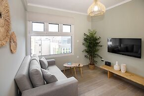 Waikiki Studio in the center by GHH