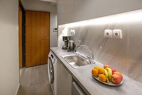 Waikiki Studio in the center by GHH