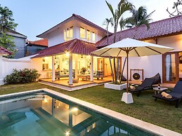 Villa Umara Seminyak Sun, Sand & Style: 5-min Walk to Beach!