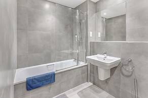 Central 1-bed Apartment in Slough Sleeps 3!