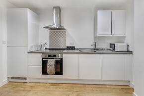 Central 1-bed Apartment in Slough Sleeps 3!