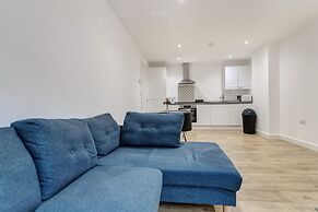 Central 1-bed Apartment in Slough Sleeps 3!