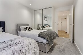 Central 1-bed Apartment in Slough Sleeps 3!