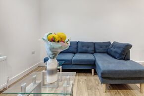 Central 1-bed Apartment in Slough Sleeps 3!