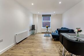 Central 1-bed Apartment in Slough Sleeps 3!